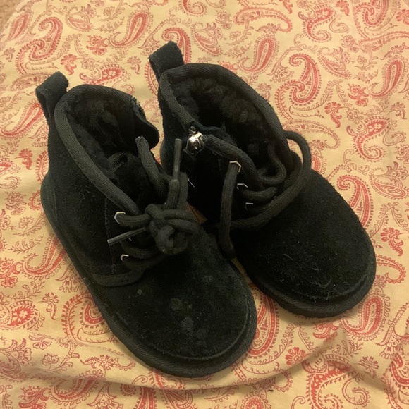 black toddler Ugg boots size 7 - Picture 1 of 2